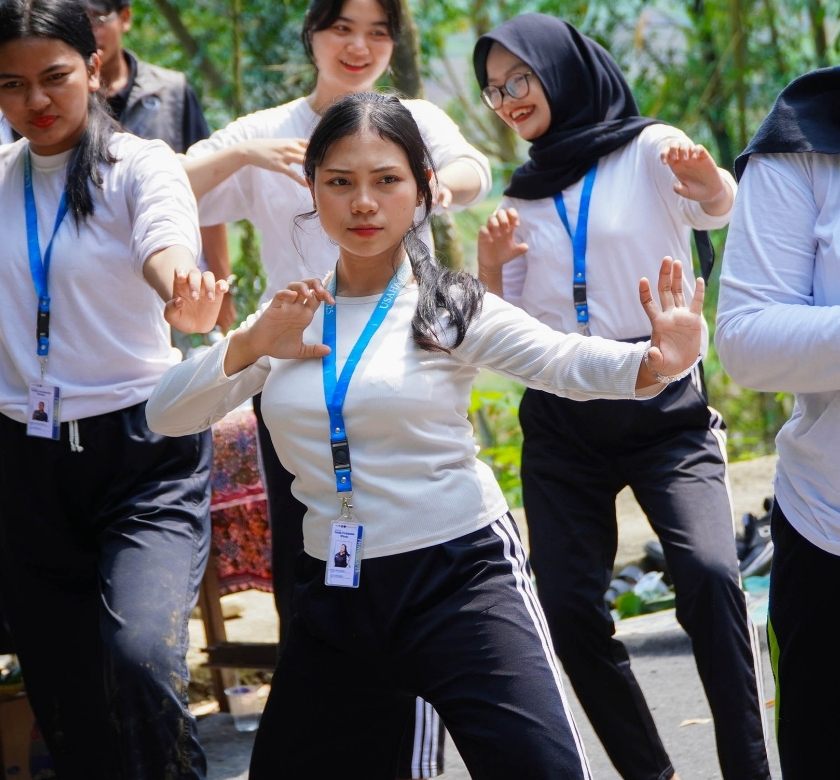 Belajar Kesenian Pencak Silat